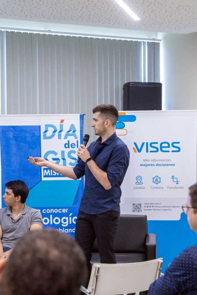 Disertante exponiendo Dia del GIS Misiones
